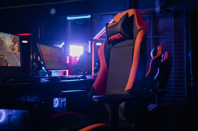 How Buying Gaming Chairs Online vs. Buying in a Showroom can Save you Money