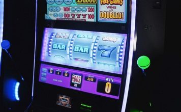 Players playing online casino and winning bonuses.